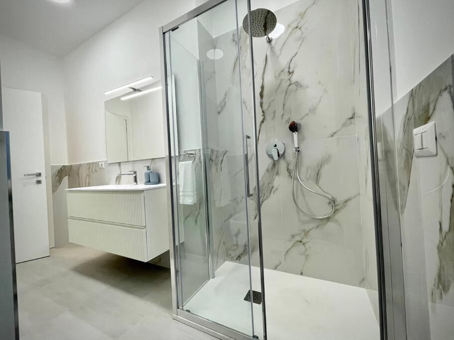 Luxury 1 Bedroom Apartment, Close To San Siro, Fiera And 10 Min Metro To Duomo Milán Exterior foto